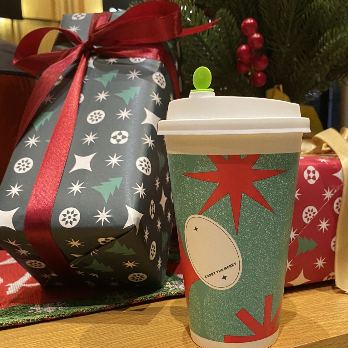 https://www.tuobopackaging.com/custom-christmas-disposable-coffee-cups/